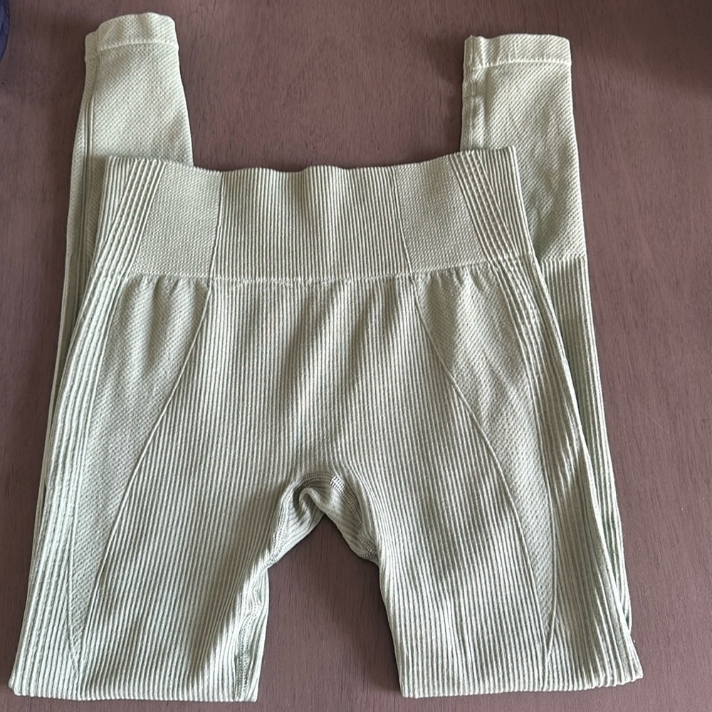 Gymshark size medium green legging body hugging